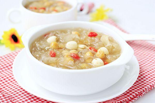 【四季養(yǎng)生粥 春季】銀耳蓮子粥