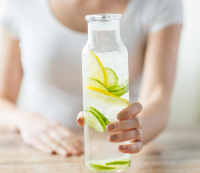 一杯水或一小撮水，再倒入幾片檸檬片——檸檬水是一種健康的飲料