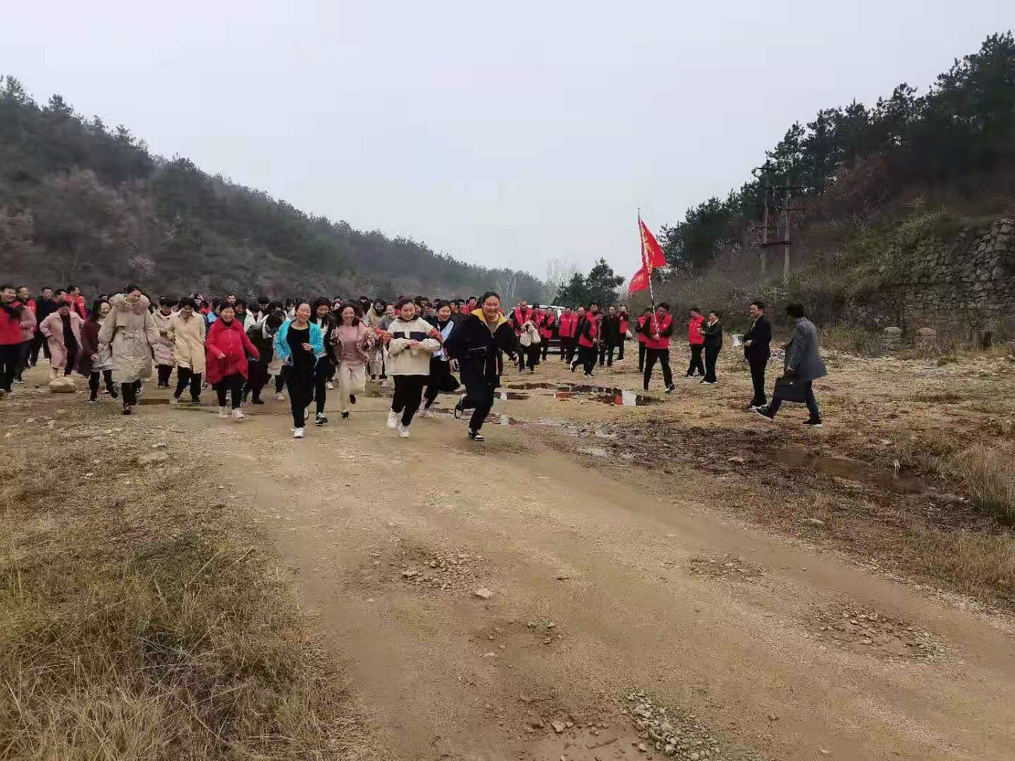 桐柏縣衛(wèi)健委組織開(kāi)展機(jī)關(guān)全體同志登山暨“三八”婦女節(jié)慶祝活動(dòng)