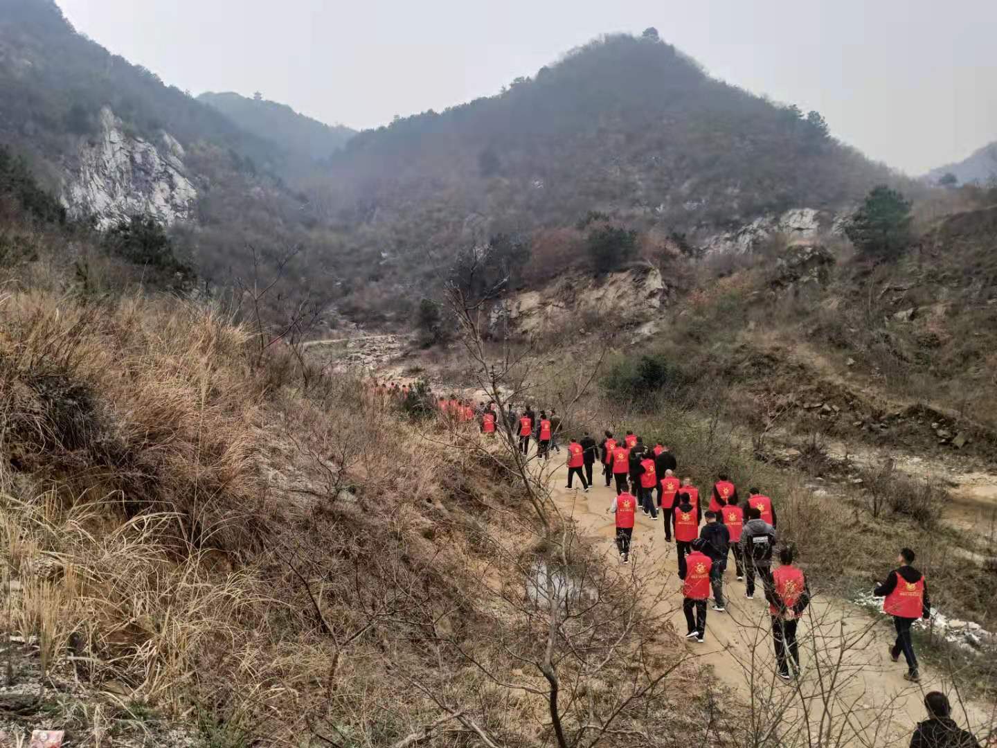 桐柏縣衛(wèi)健委組織開(kāi)展機(jī)關(guān)全體同志登山暨“三八”婦女節(jié)慶?；顒?dòng)