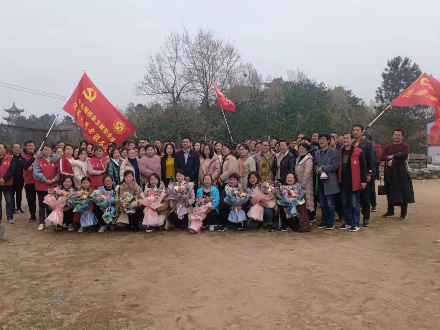 桐柏縣衛(wèi)健委組織開(kāi)展機(jī)關(guān)全體同志登山暨“三八”婦女節(jié)慶?；顒?dòng)