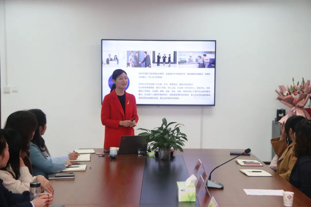 南陽市中醫(yī)藥發(fā)展局工會委員會 迎“三八婦女節(jié)”文明禮儀知識培訓(xùn)活動