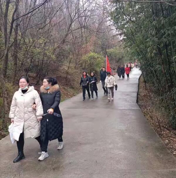 內(nèi)鄉(xiāng)縣疾控中心慶“三八”登山比賽活動