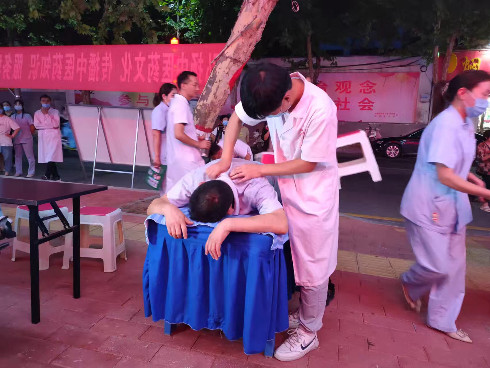 提升健康素養(yǎng) 傳播中醫(yī)文化——方城首家中醫(yī)藥文化夜市開(kāi)張營(yíng)業(yè)