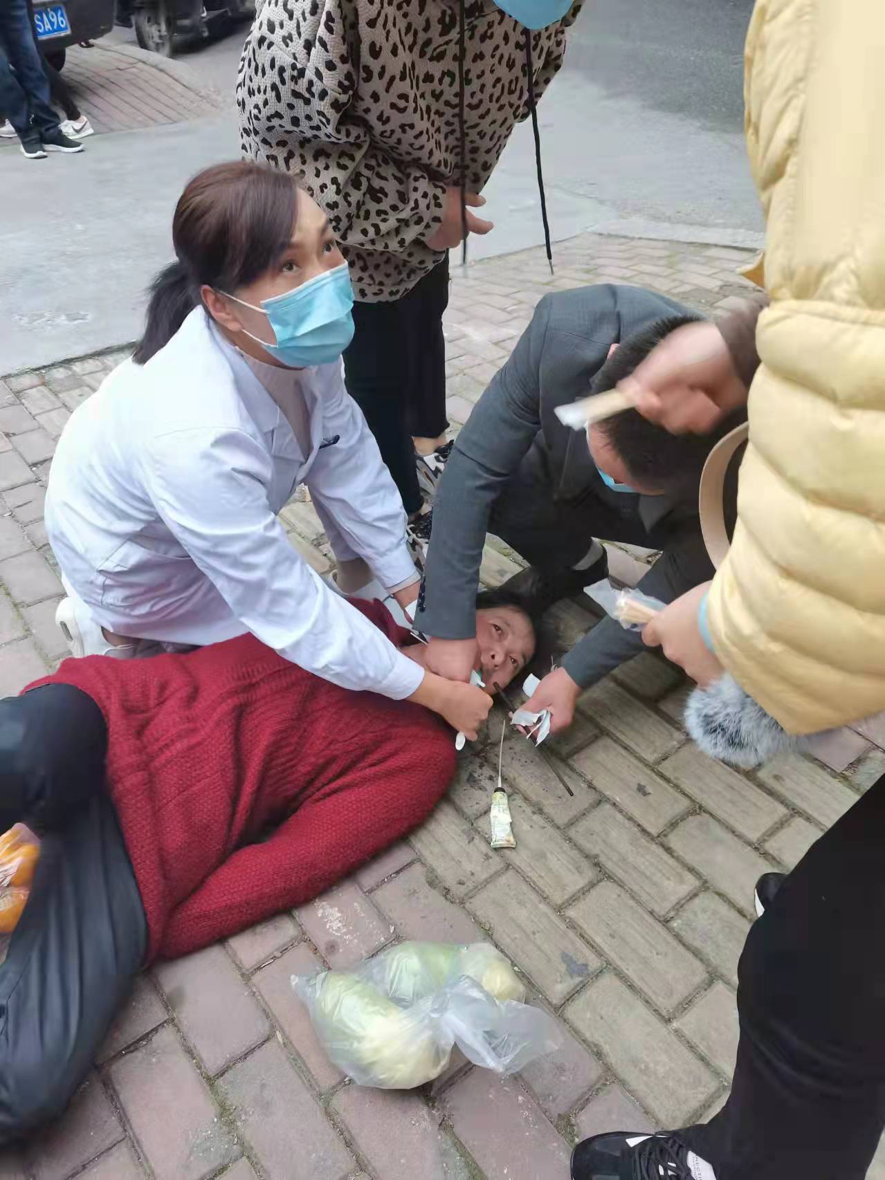 愛的合力：女子突然倒地，醫(yī)生合力施救