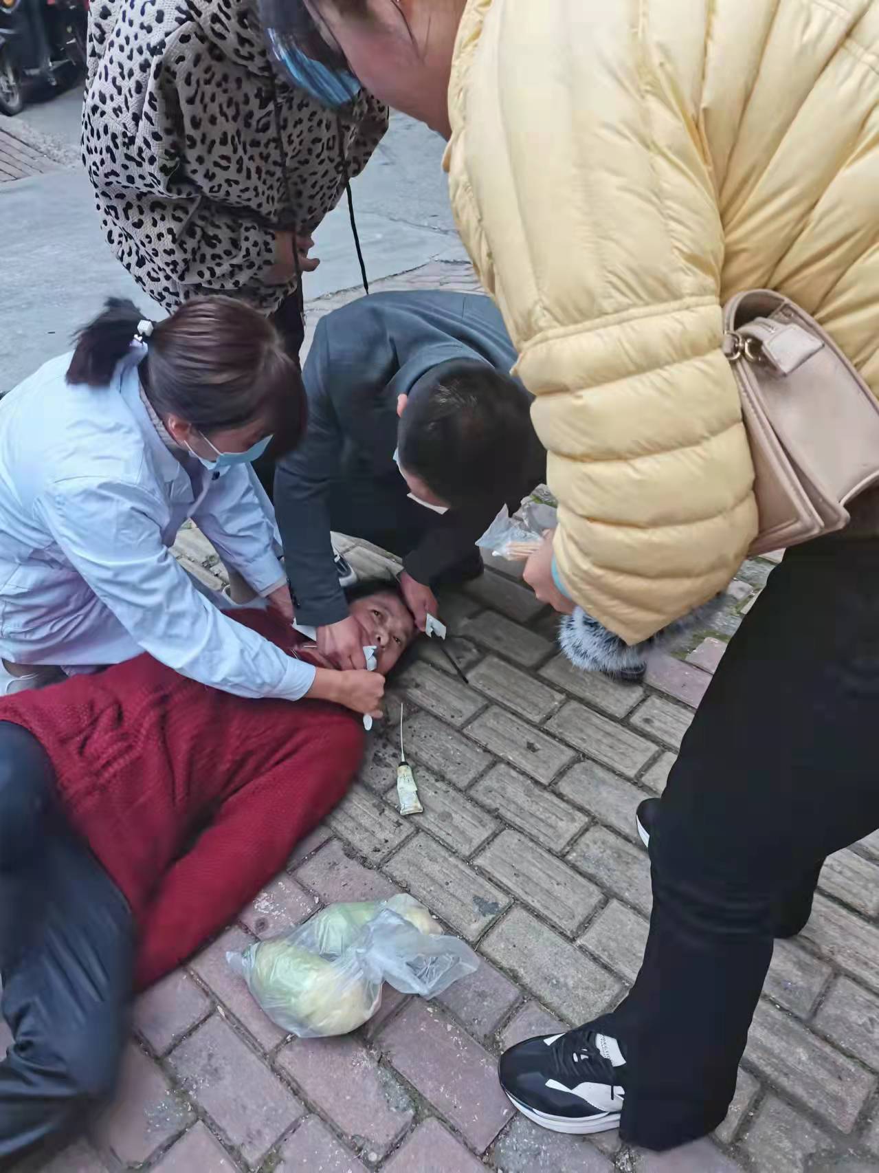 愛的合力：女子突然倒地，醫(yī)生合力施救