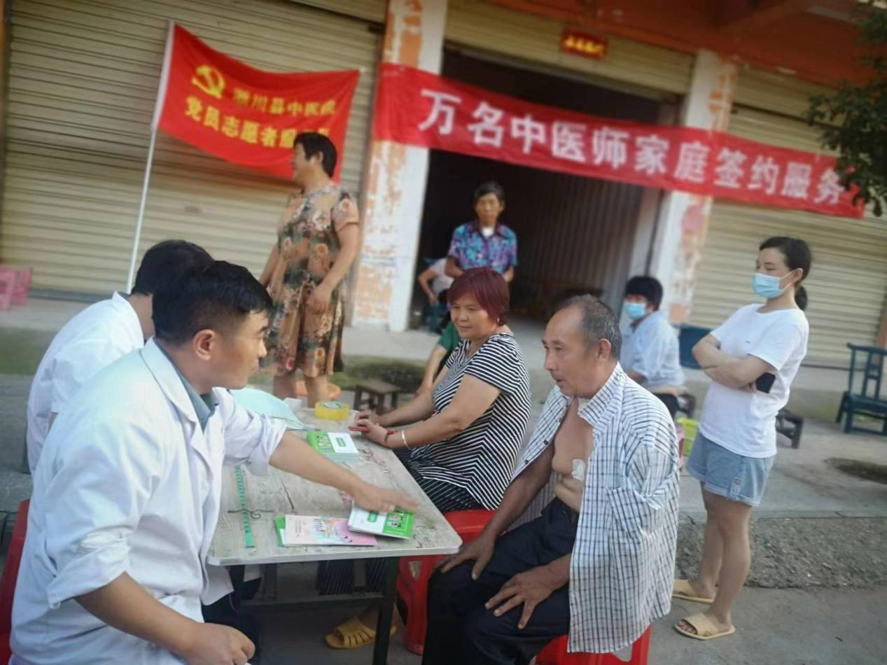 淅川縣第三醫(yī)共體毛堂院區(qū) “萬(wàn)名中醫(yī)師簽約”進(jìn)村入戶做群眾健康“守門人”