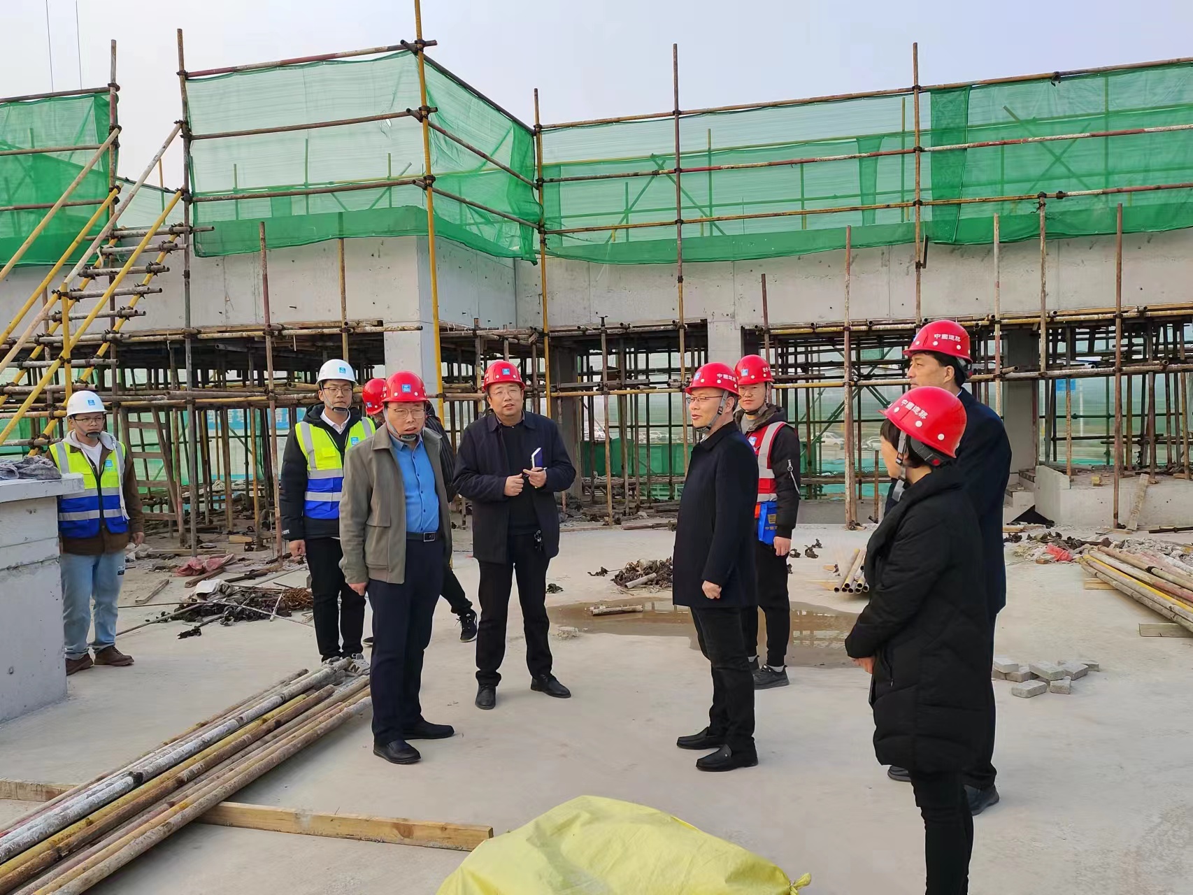 督察項(xiàng)目質(zhì)量  慰問一線工人——方城縣縣長李霞深入高鐵站片區(qū)醫(yī)院施工現(xiàn)場(chǎng)調(diào)研