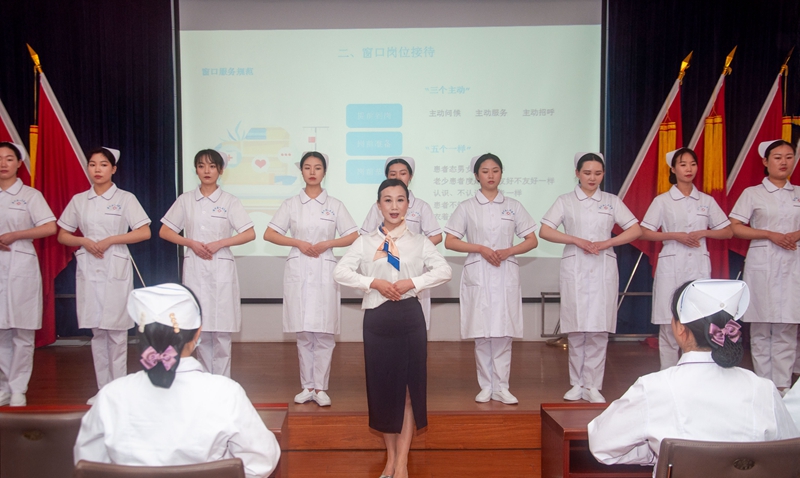 內(nèi)強(qiáng)素質(zhì) 外樹(shù)形象 唐河縣人民醫(yī)院舉辦護(hù)理禮儀規(guī)范化培訓(xùn)會(huì)