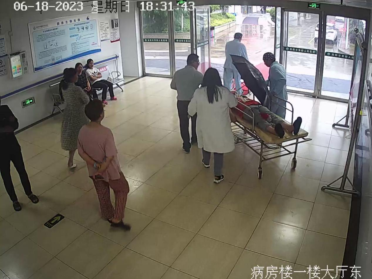 南陽|患者意識不清坐在雨中淋雨 醫(yī)護(hù)人員接力搶救轉(zhuǎn)危為安