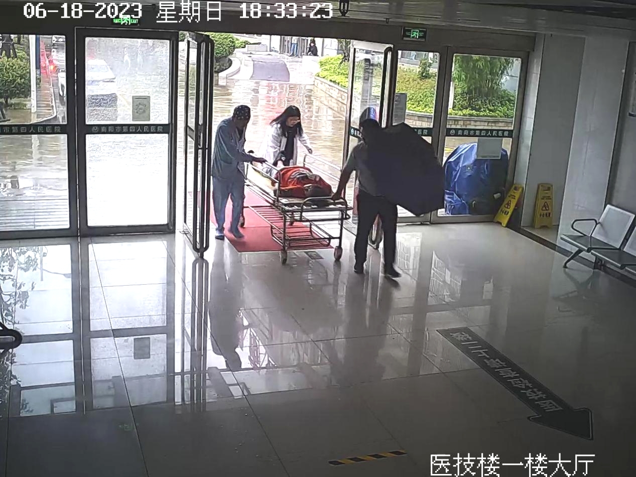 南陽|患者意識不清坐在雨中淋雨 醫(yī)護(hù)人員接力搶救轉(zhuǎn)危為安