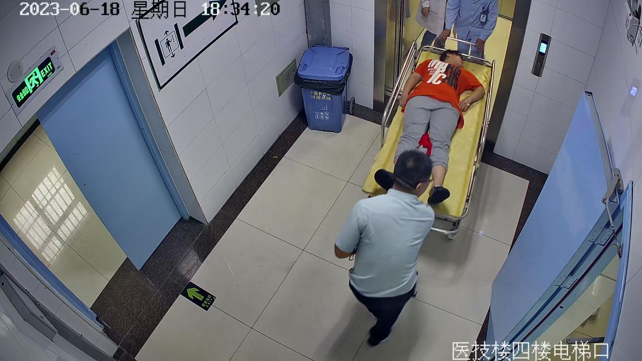 南陽|患者意識不清坐在雨中淋雨 醫(yī)護(hù)人員接力搶救轉(zhuǎn)危為安