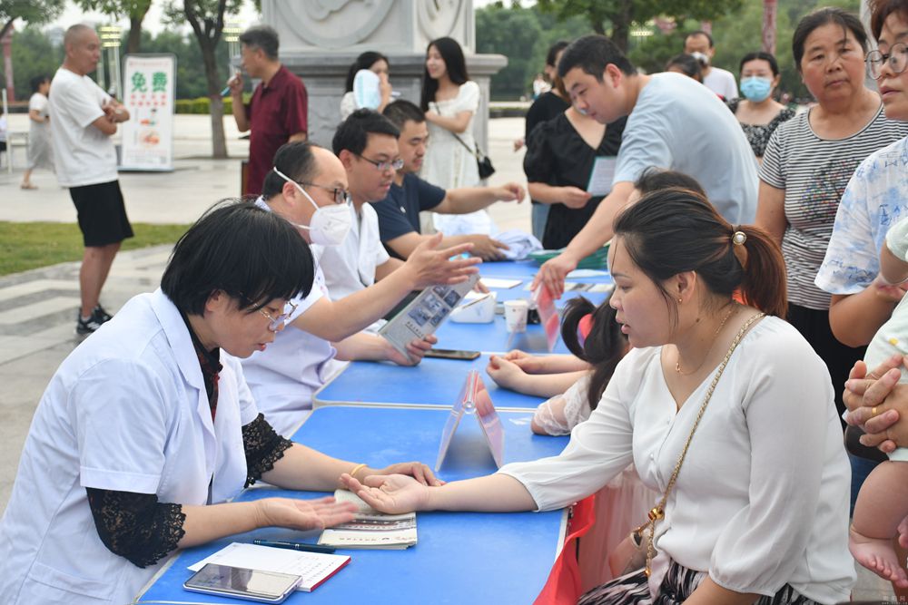 看中醫(yī)，識(shí)中藥！鄧州市中醫(yī)院“中醫(yī)藥文化夜市”開市！