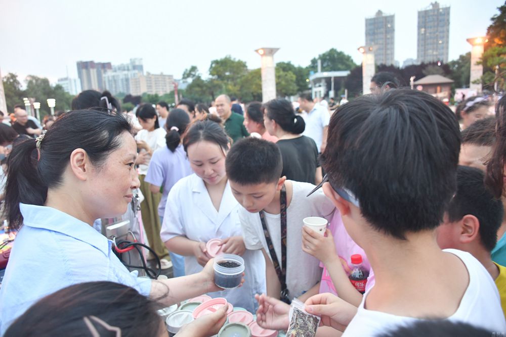 看中醫(yī)，識(shí)中藥！鄧州市中醫(yī)院“中醫(yī)藥文化夜市”開市！