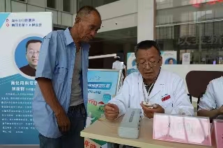 南陽(yáng)市口腔醫(yī)院開(kāi)展全國(guó)老年健康宣傳周專家送健康活動(dòng)