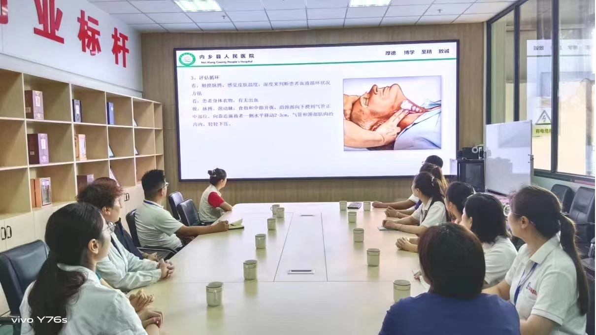 惠企暖企——內(nèi)鄉(xiāng)縣開(kāi)展夏季職業(yè)病防治進(jìn)企業(yè)宣傳服務(wù)活動(dòng)