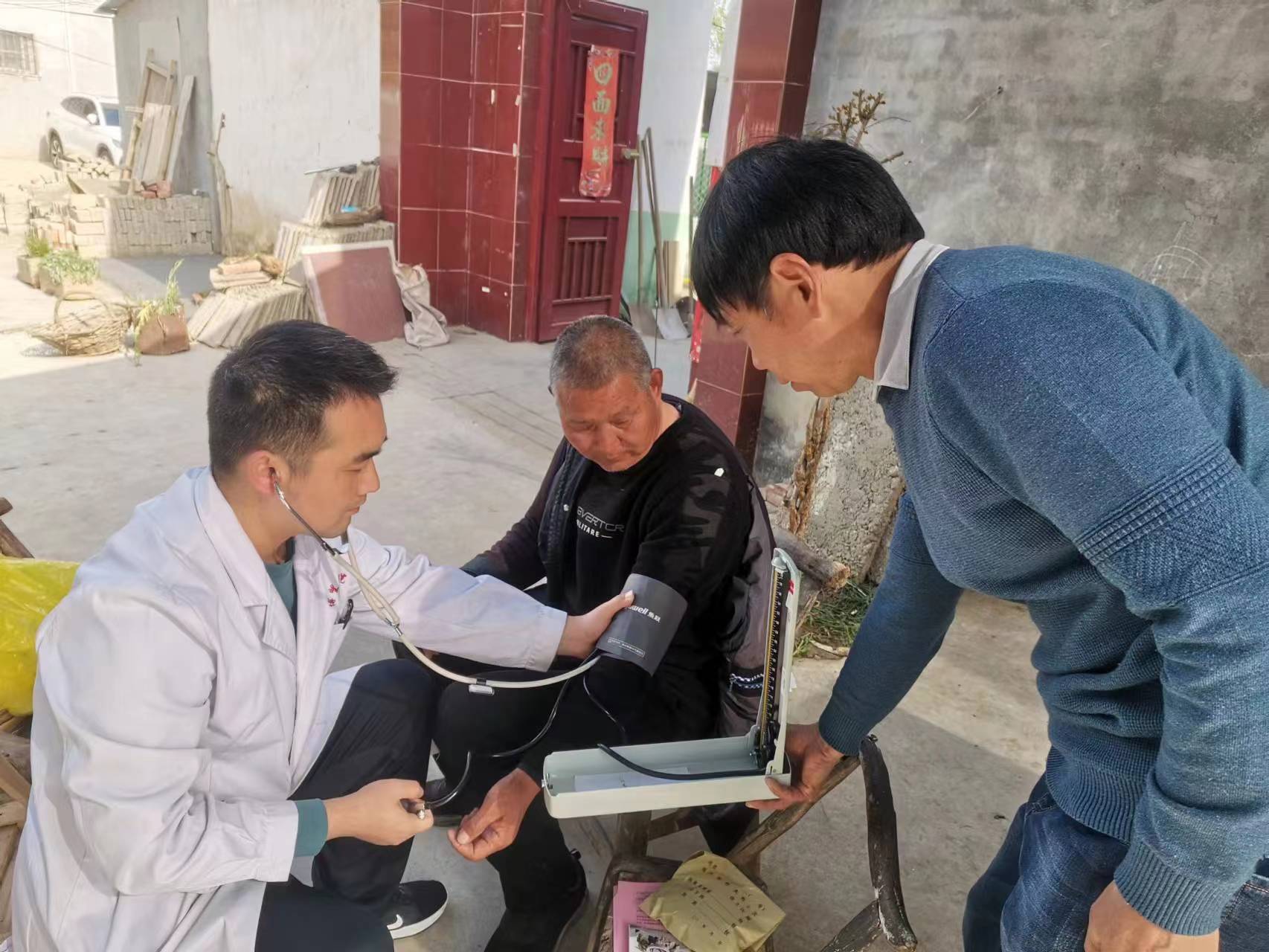 昔日看病掛號排隊 今天就診不出家門——河南方城700中醫(yī)師履約服務(wù)進農(nóng)家 破解“看病難”“看病貴”瓶頸