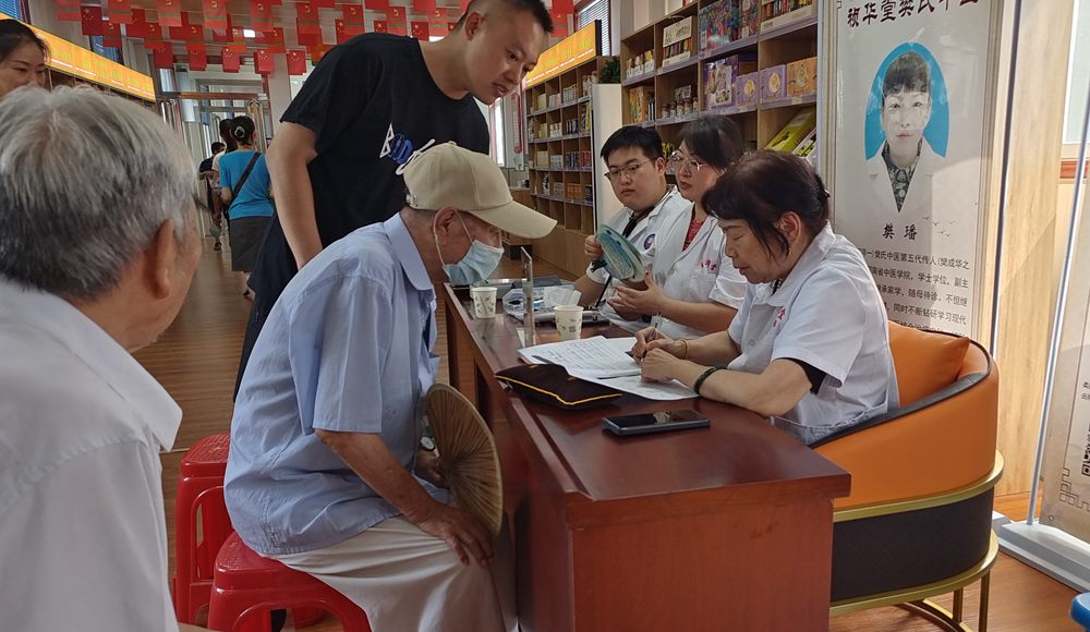 南陽禎華堂義診活動走進華光社區(qū)