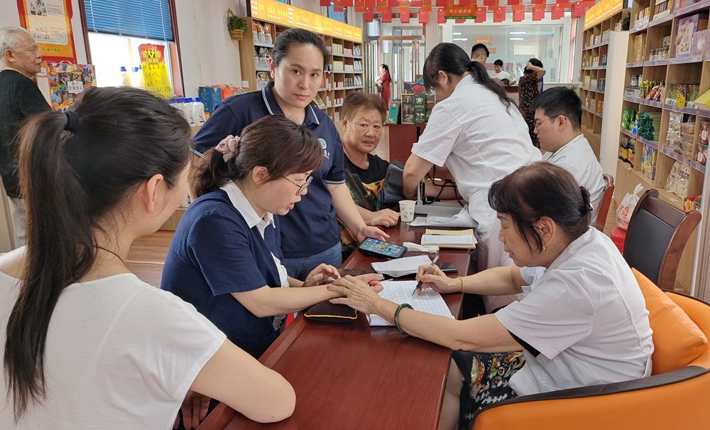 南陽禎華堂義診活動走進華光社區(qū)