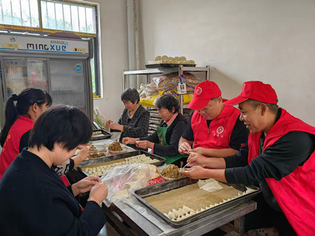 內(nèi)鄉(xiāng)衛(wèi)生監(jiān)督所開展中秋節(jié)慰問空巢老人志愿服務(wù)活動