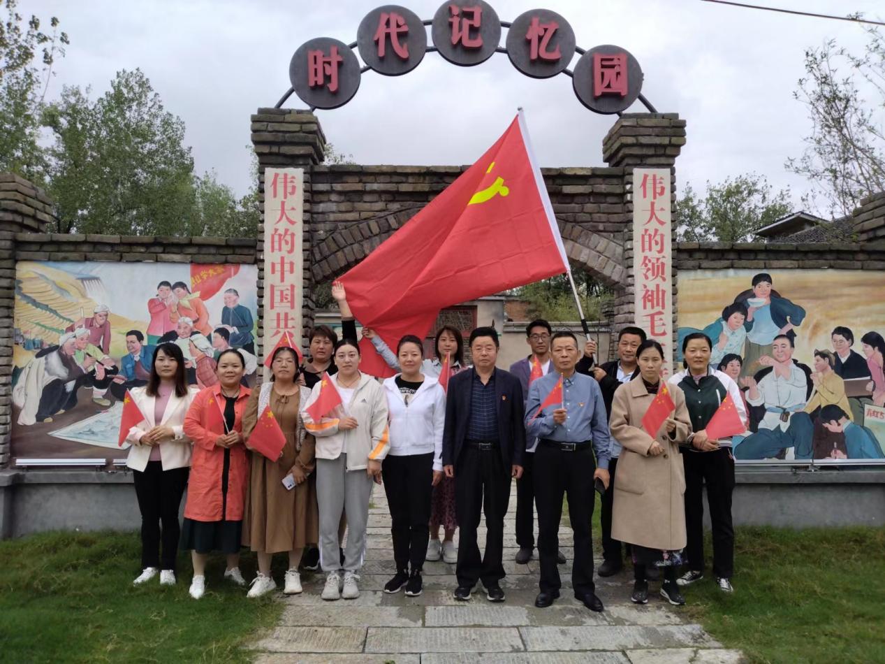 循足跡、抒情懷、踐初心-——內(nèi)鄉(xiāng)縣瓦亭鎮(zhèn)衛(wèi)生院黨支部組織黨員干部前往瓦亭鎮(zhèn)時(shí)代記憶園開(kāi)展愛(ài)國(guó)主義教育活動(dòng)