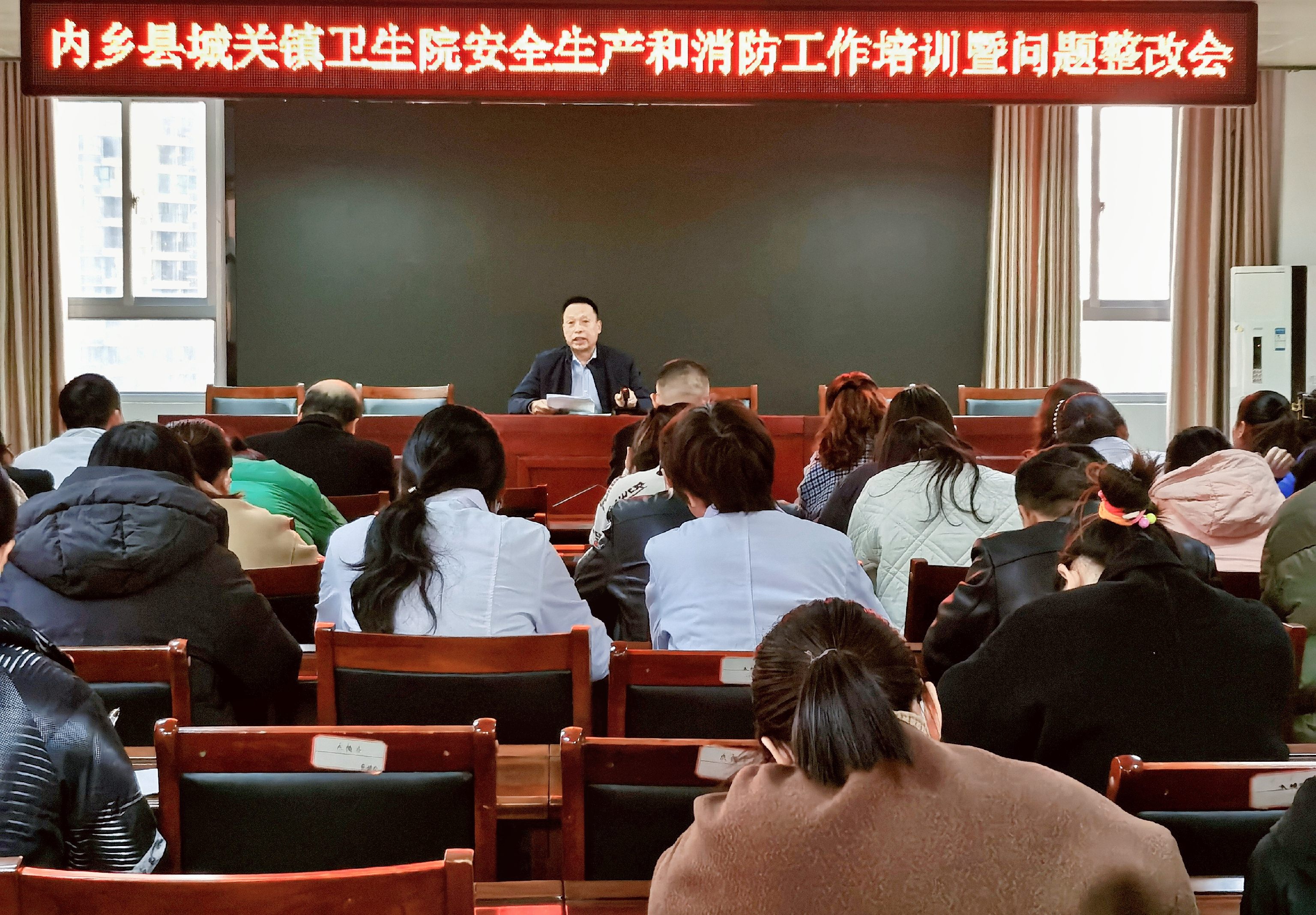 內(nèi)鄉(xiāng)縣城關(guān)鎮(zhèn)衛(wèi)生院開(kāi)展消防安全培訓(xùn)及逃生疏散演練