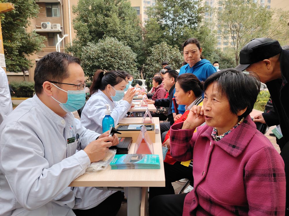 卒中識別早  救治效果好——南陽市第十人民醫(yī)院開展世界卒中日宣傳義診活動