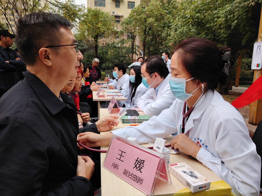 卒中識別早  救治效果好——南陽市第十人民醫(yī)院開展世界卒中日宣傳義診活動