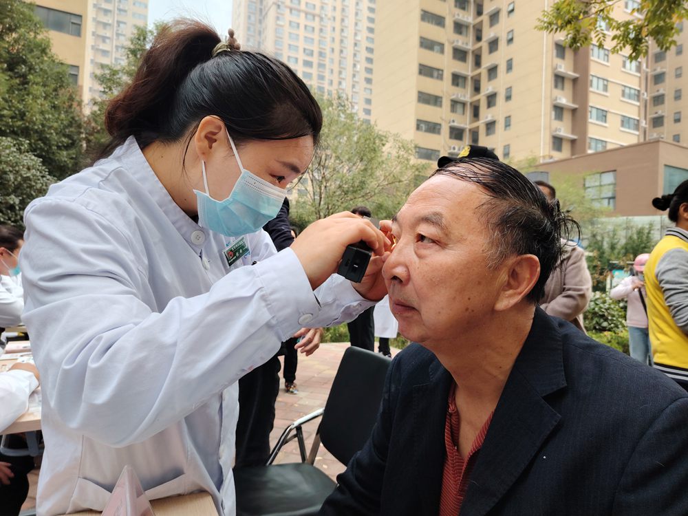 卒中識別早  救治效果好——南陽市第十人民醫(yī)院開展世界卒中日宣傳義診活動