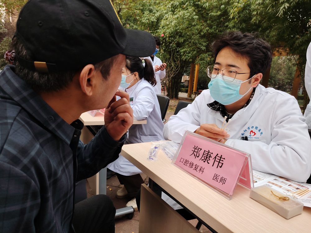 卒中識別早  救治效果好——南陽市第十人民醫(yī)院開展世界卒中日宣傳義診活動