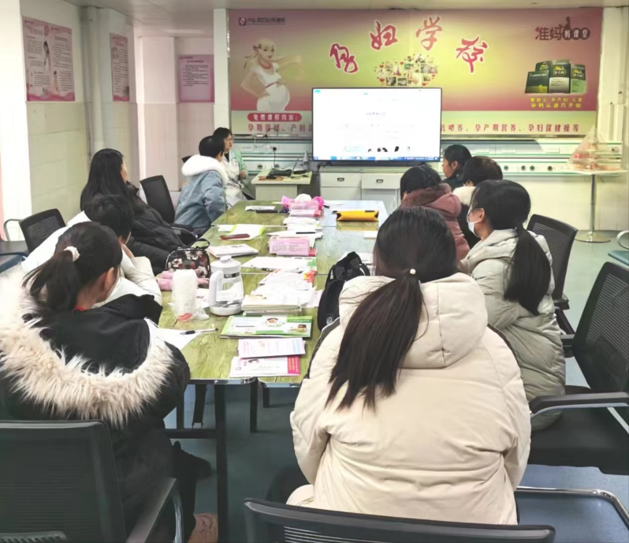 【孕婦學(xué)校】內(nèi)鄉(xiāng)縣婦幼保健院孕婦學(xué)校課堂教你孕期如何吃才能既營養(yǎng)又控制體重！