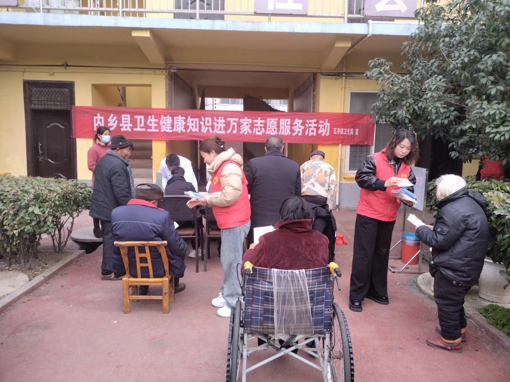 服務(wù)為百姓 健康進(jìn)萬家│內(nèi)鄉(xiāng)縣瓦亭鎮(zhèn)衛(wèi)生院組織開展“衛(wèi)生健康知識進(jìn)萬家”志愿服務(wù)活動
