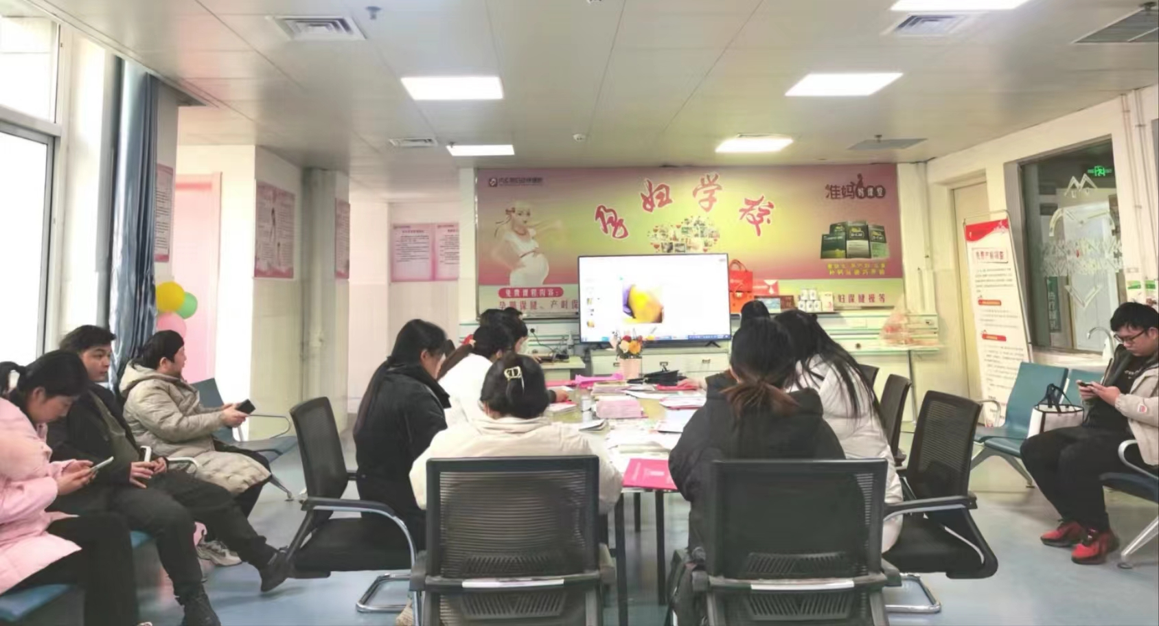 內(nèi)鄉(xiāng)縣婦幼保健院孕婦學(xué)校開展“三八節(jié)”健康知識講座及插花活動