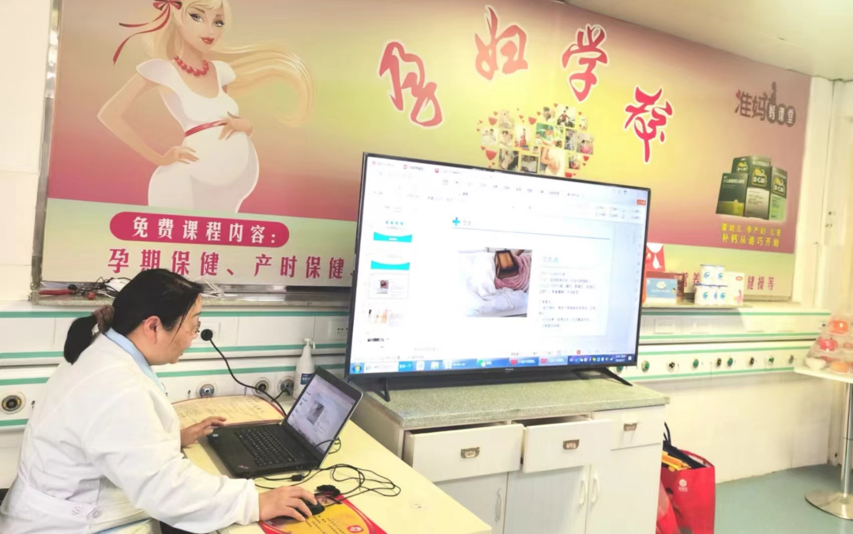 內(nèi)鄉(xiāng)縣婦幼保健院孕婦學(xué)校開展“三八節(jié)”健康知識講座及插花活動