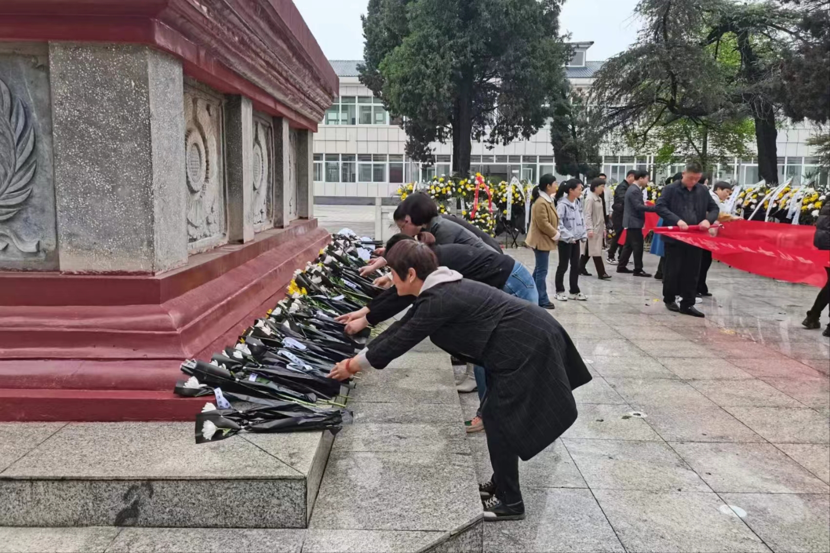 緬懷革命先烈 傳承紅色基因——內(nèi)鄉(xiāng)縣婦幼保健院開展“清明祭英烈”主題活動