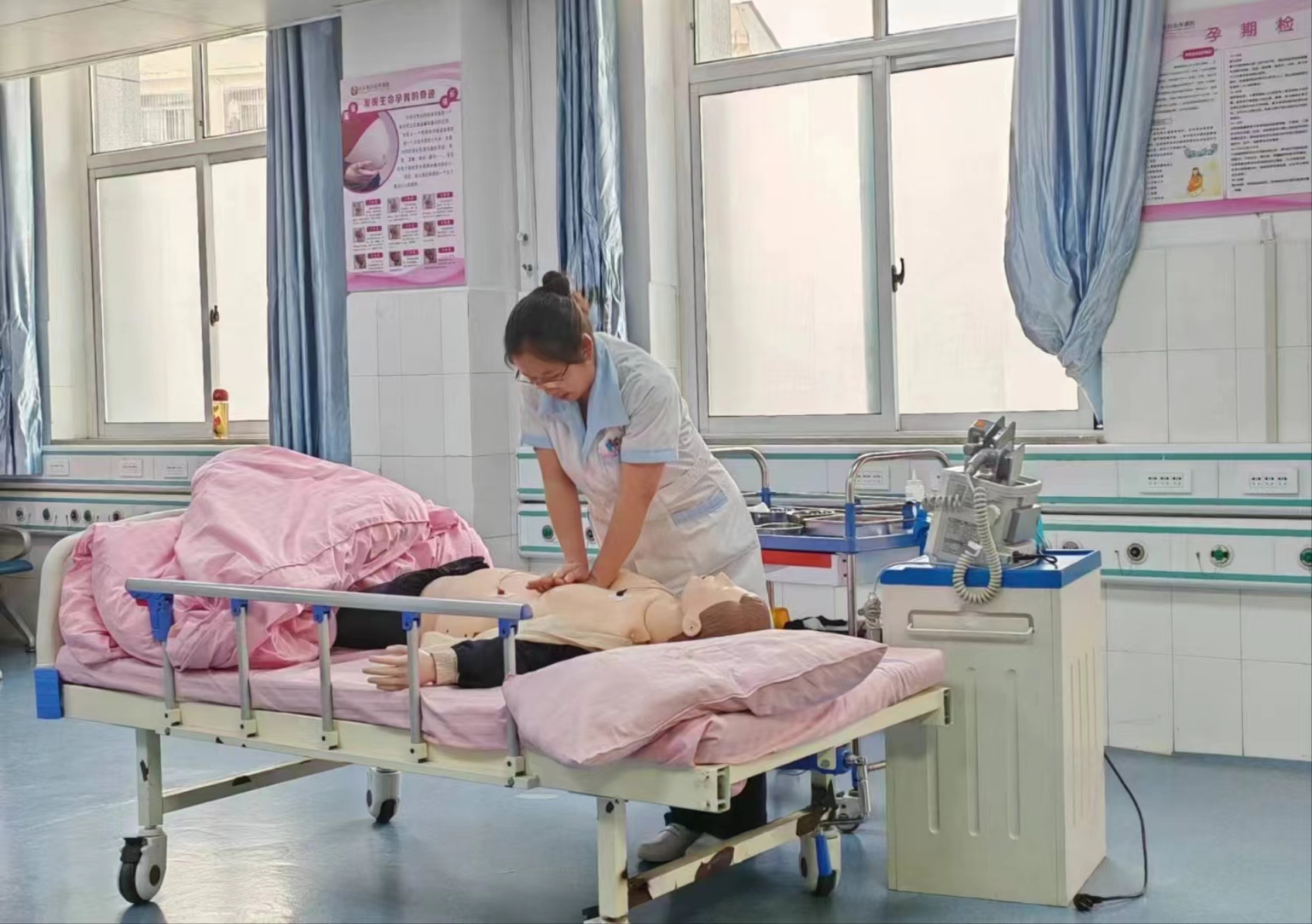 內(nèi)鄉(xiāng)縣婦幼保健院舉行單人徒手心肺復蘇及電除顫技能考核