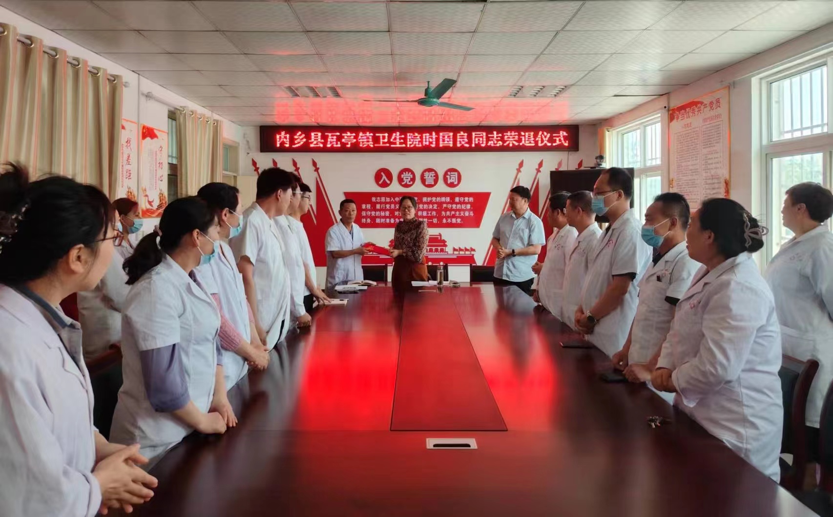 榮退致韶華，儀式顯真情——內(nèi)鄉(xiāng)縣瓦亭鎮(zhèn)衛(wèi)生院舉辦退休職工榮退儀式