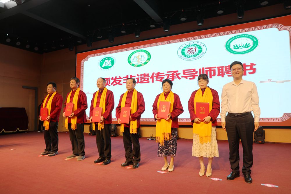 樊成華教授和樊璠被南陽醫(yī)學(xué)高等?？茖W(xué)校聘為非遺傳承導(dǎo)師