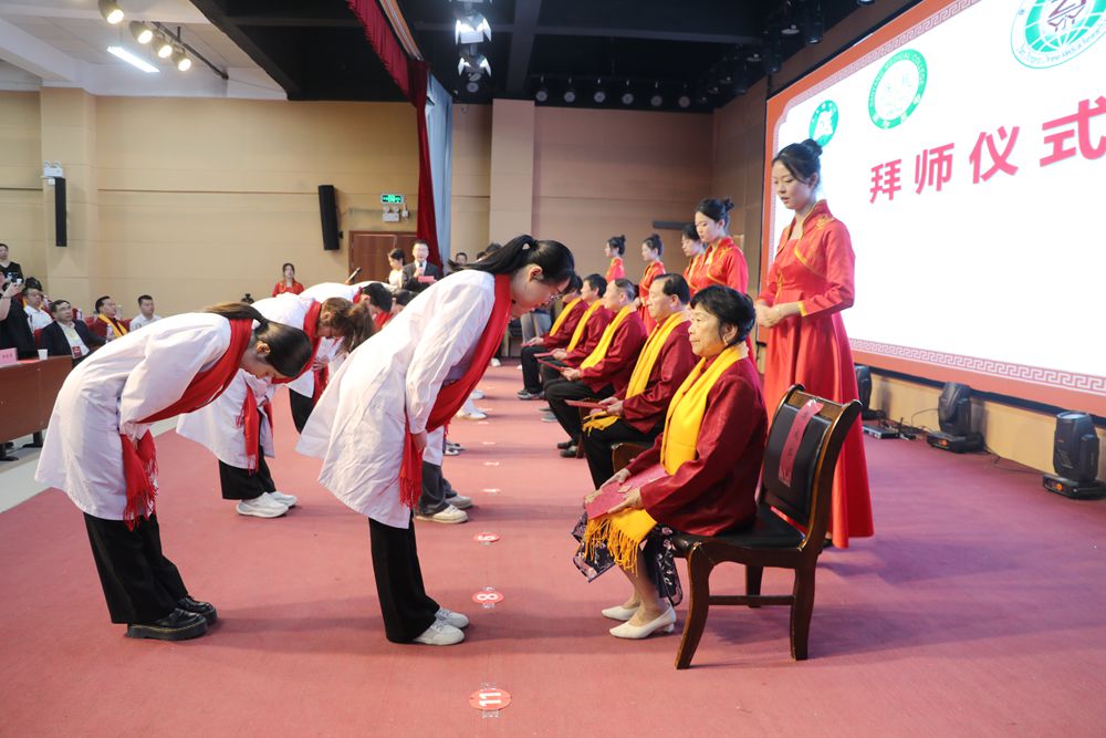 樊成華教授和樊璠被南陽醫(yī)學(xué)高等?？茖W(xué)校聘為非遺傳承導(dǎo)師
