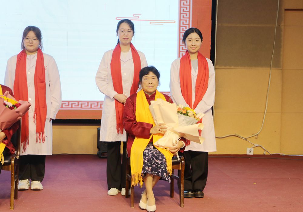 樊成華教授和樊璠被南陽醫(yī)學(xué)高等專科學(xué)校聘為非遺傳承導(dǎo)師