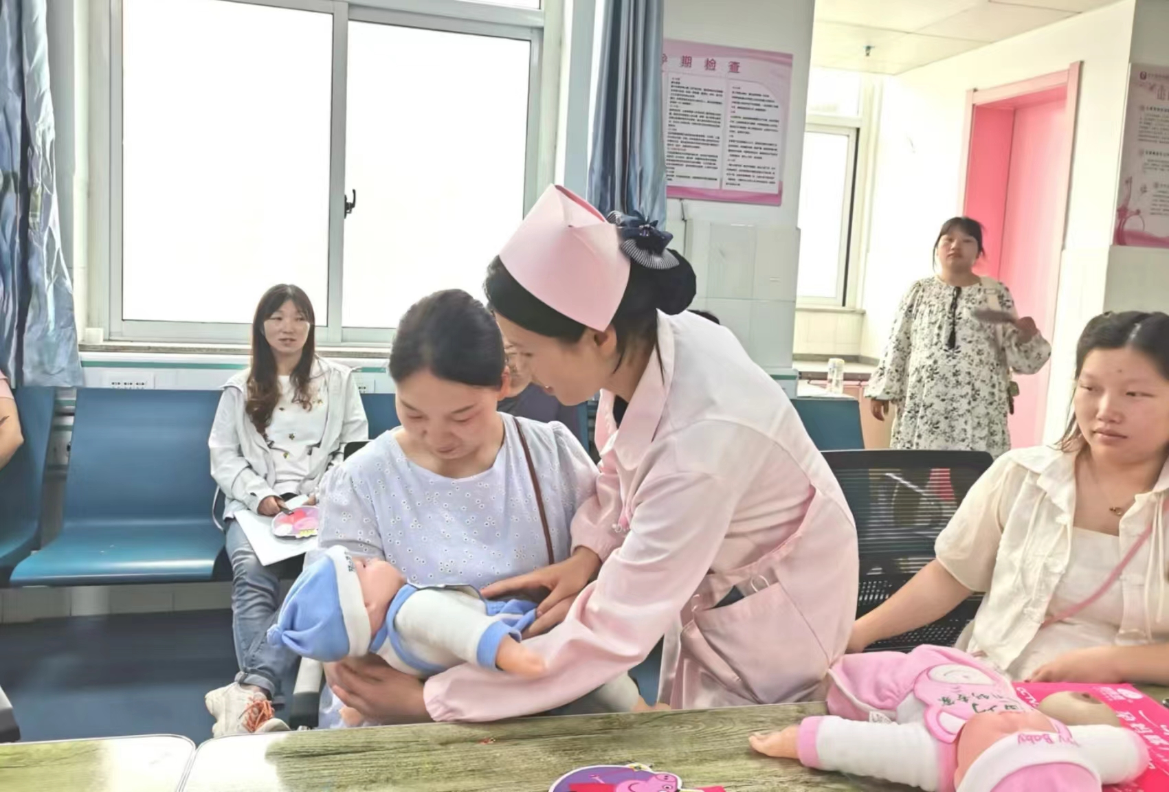 內(nèi)鄉(xiāng)縣婦幼保健院孕婦學(xué)校:了解哺乳知識(shí)，給寶寶最初的愛