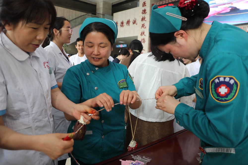 南陽醫(yī)專二附院舉行“濃情端午話傳承  歡樂共享暖人心”活動(dòng)