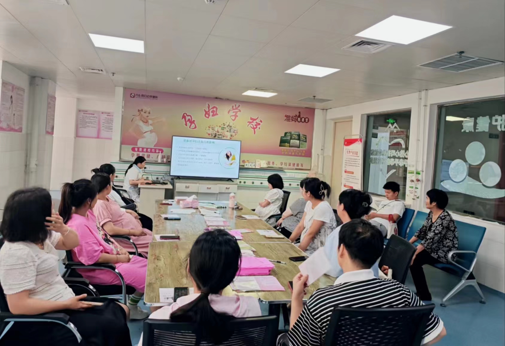 內(nèi)鄉(xiāng)縣婦幼保健院孕婦學(xué)校：DIY手工團扇，和孕媽媽們一起共享美好孕期共享