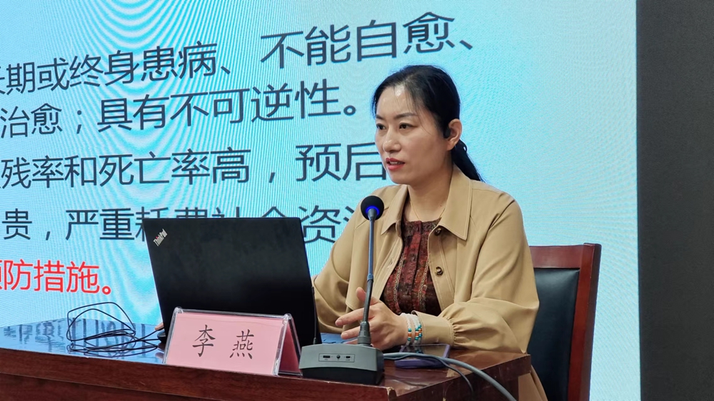 南陽市“老齡健康大家談”進機關(guān)暨“敬老月”活動啟動