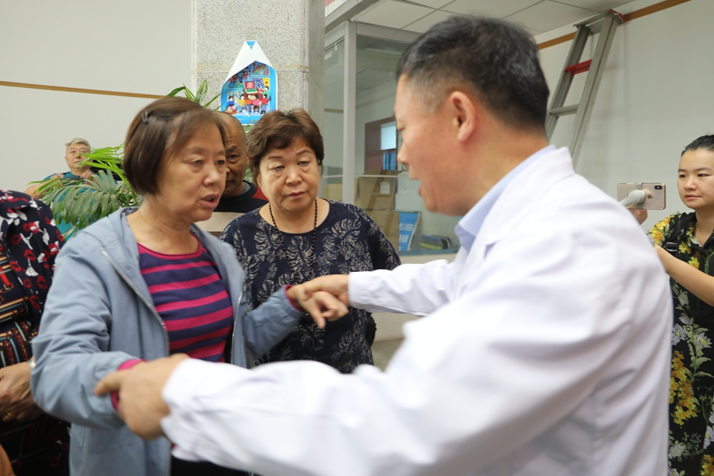南陽市“老齡健康大家談”進機關(guān)暨“敬老月”活動啟動