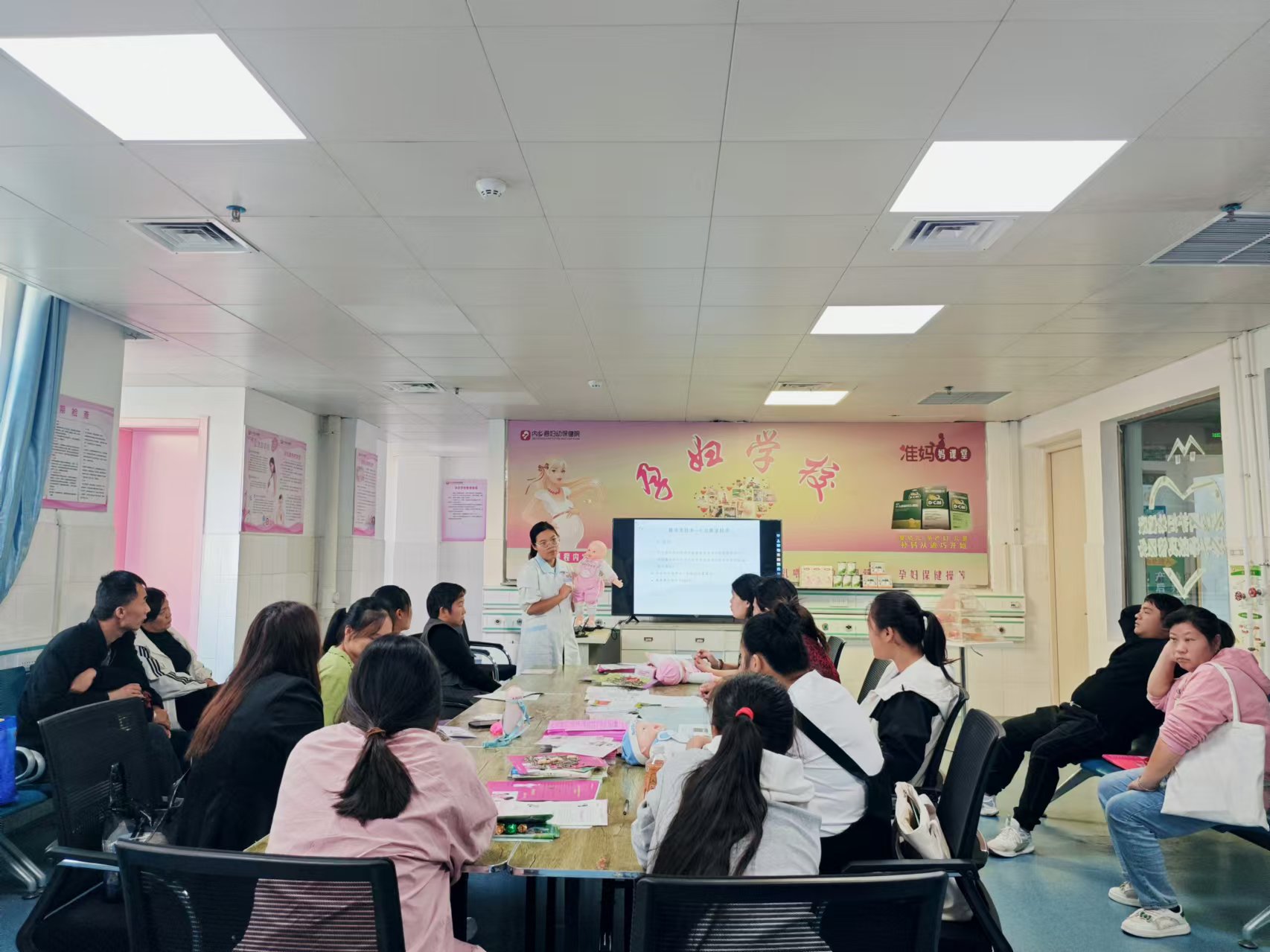 內(nèi)鄉(xiāng)縣婦幼保健院孕婦學(xué)校：小兒推拿知識進(jìn)課堂，“手護(hù)”孩子健康