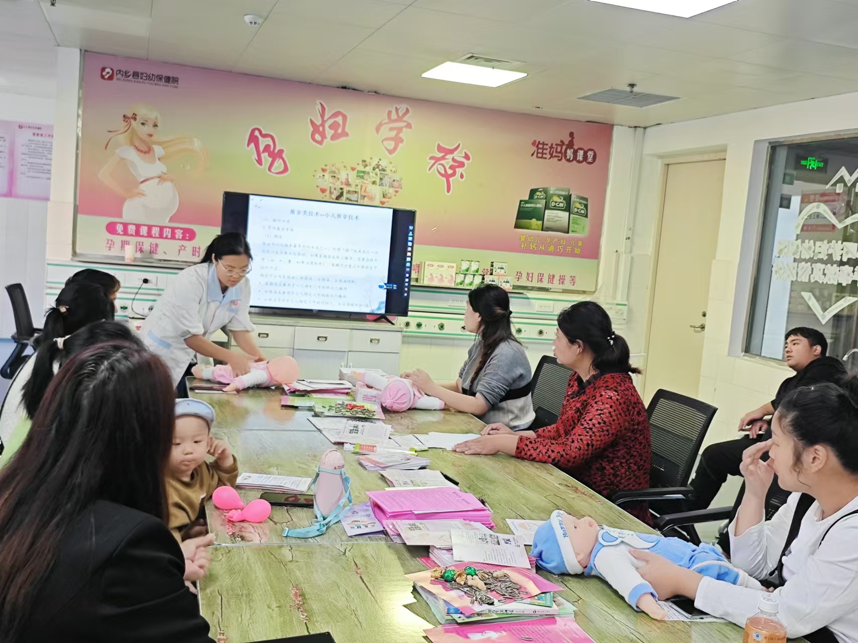 內(nèi)鄉(xiāng)縣婦幼保健院孕婦學(xué)校：小兒推拿知識進(jìn)課堂，“手護(hù)”孩子健康