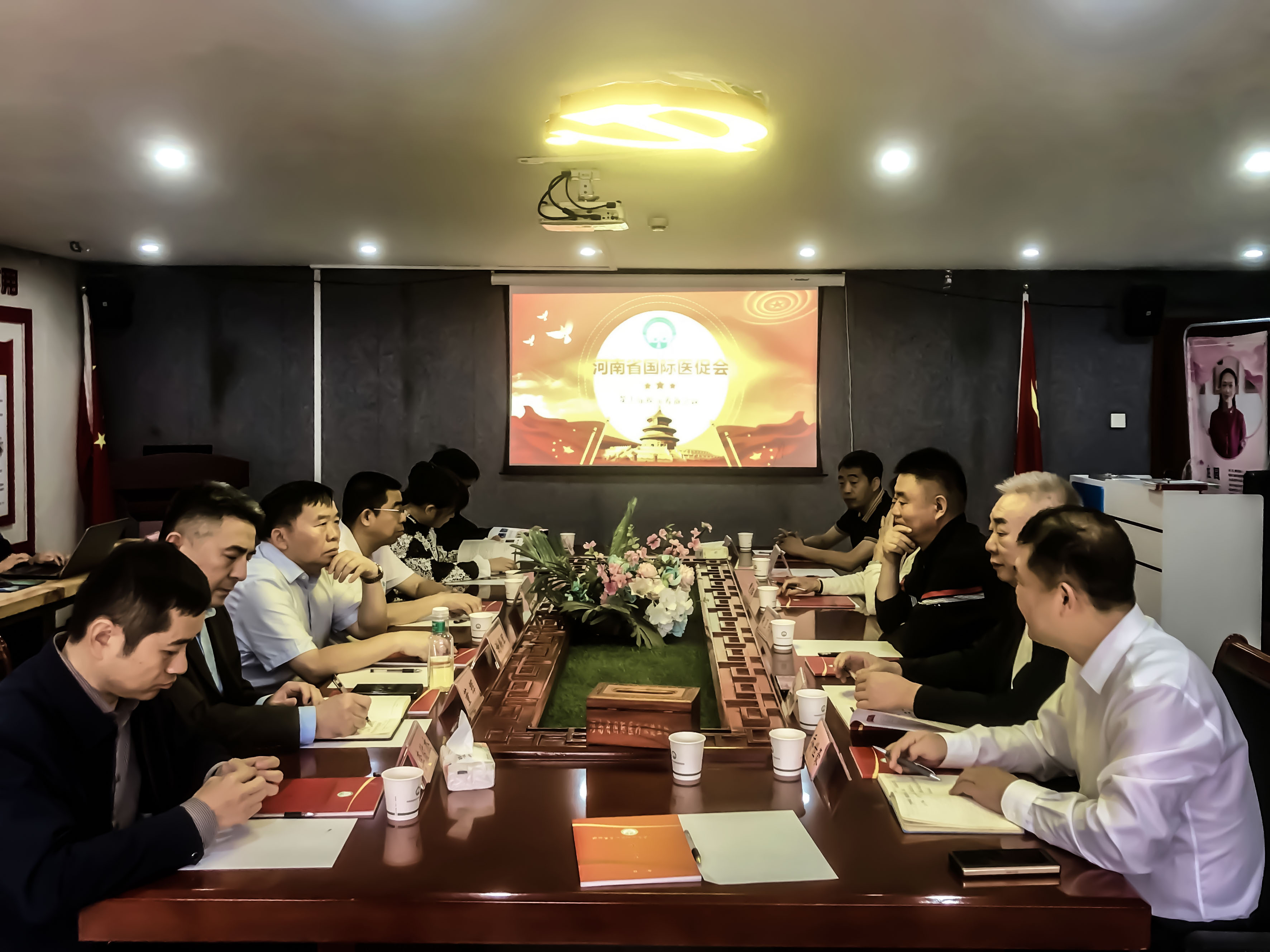 河南省國際醫(yī)促會第七屆換屆籌備會圓滿召開 ：樊成華和樊璠出席會議