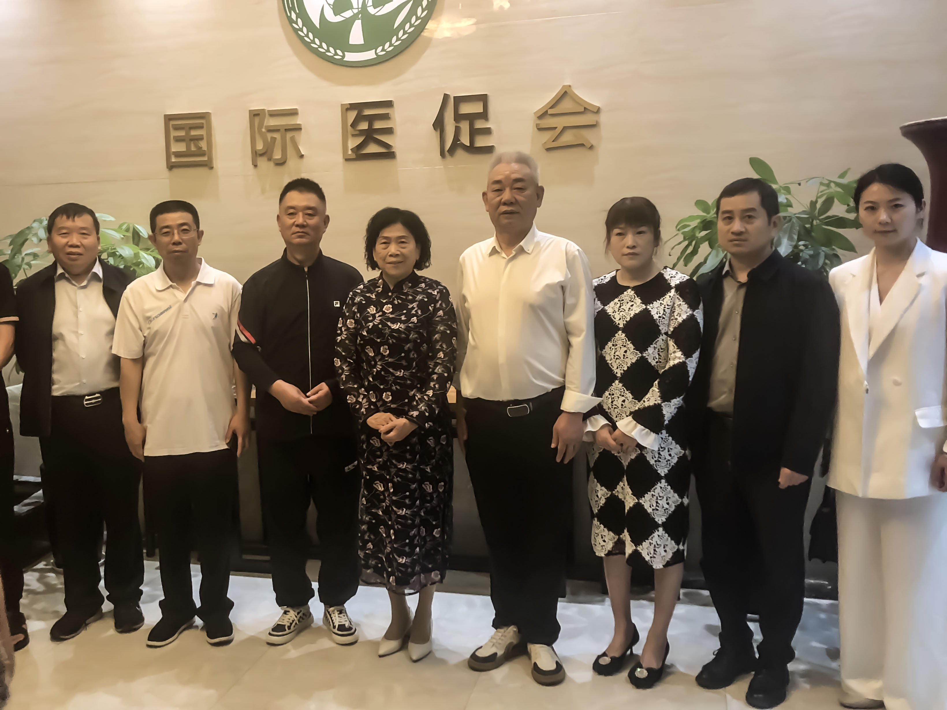 河南省國際醫(yī)促會第七屆換屆籌備會圓滿召開 ：樊成華和樊璠出席會議