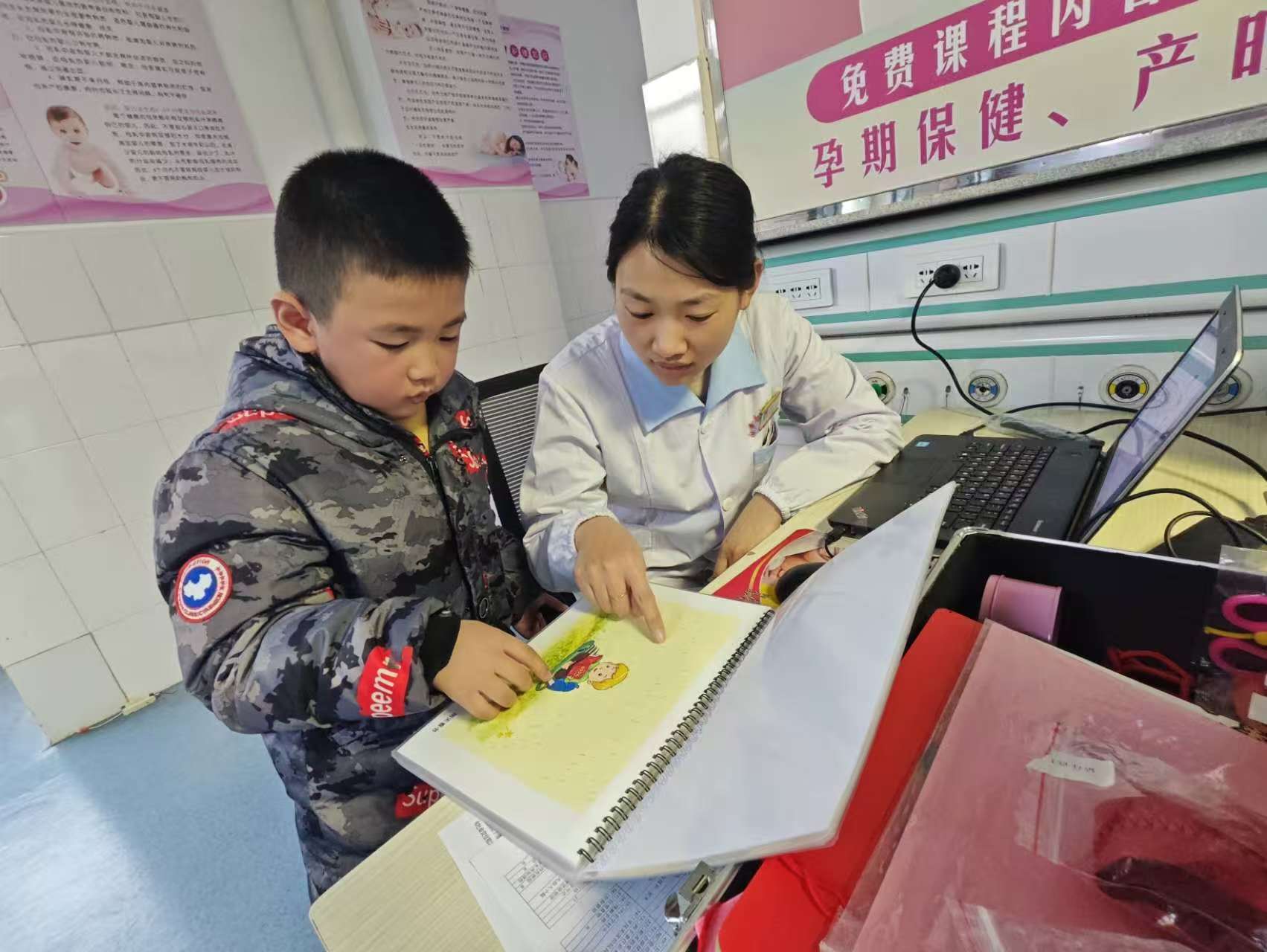學(xué)知識(shí)，做花燈，內(nèi)鄉(xiāng)縣婦幼保健院舉辦元宵節(jié)活動(dòng)